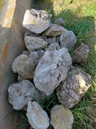 Piedras rocallas decorativas beige y grises