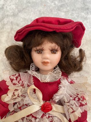 Bambola porcellana vintage decorativa rossa