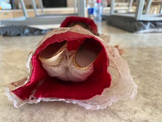 Bambola porcellana vintage decorativa rossa