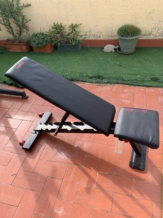 Rack de sentadillas con banco, barra y pesos