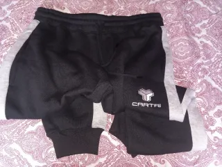 Pantalón de chándal negro con detalles grises