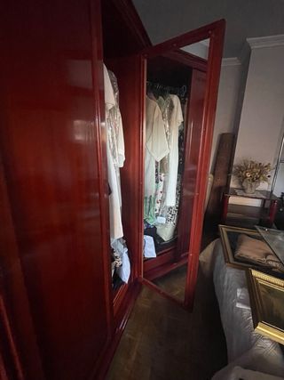 Armario de madera antiguo