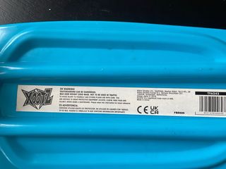 Monopatín infantil azul.