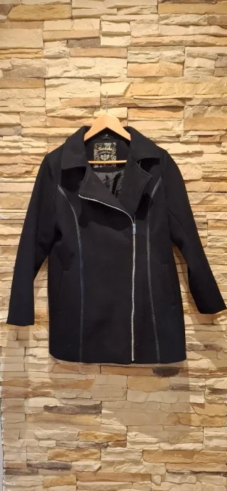 Abrigo paño negro cremallera asimétrica