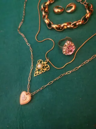 Lote de Joyas Doradas: Collares, Anillos y Pendien