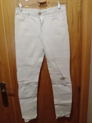 Pantalones vaqueros blancos rotos