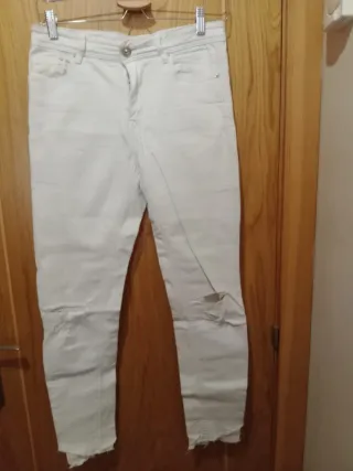 Pantalones vaqueros blancos rotos