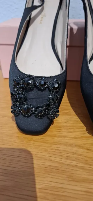 Zapatos negros de vestir con pedrería