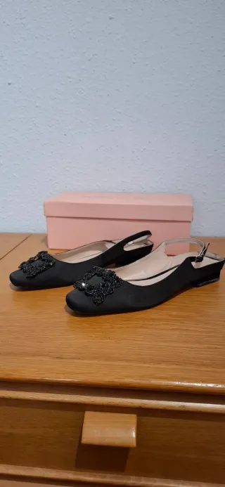 Zapatos negros de vestir con pedrería