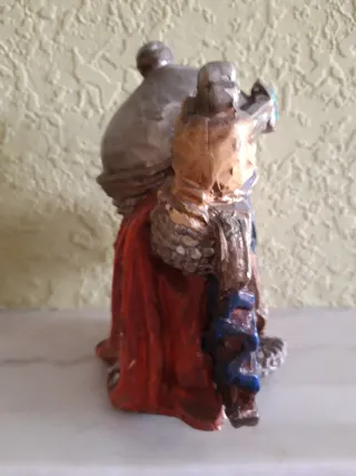 Figura guerrero con espada