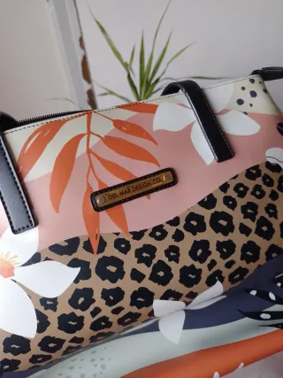 Tote bag estampado floral. Producción colombiana.