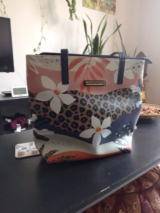 Tote bag estampado floral. Producción colombiana.