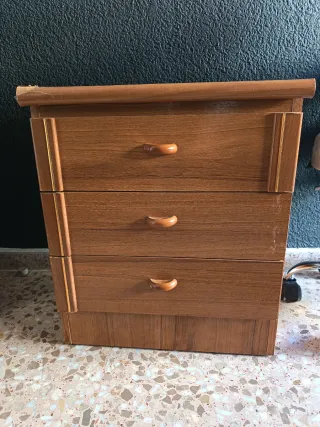 Mesita de noche de madera