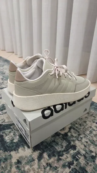 Sapatilhas Adidas bege e branco