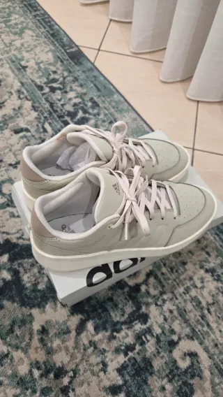 Sapatilhas Adidas bege e branco