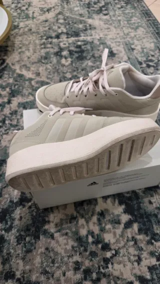 Sapatilhas Adidas bege e branco