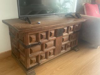 Baúl de madera con detalles metálicos