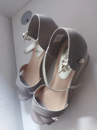 Sandalias doradas y grises