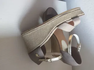 Sandalias doradas y grises