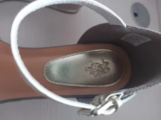 Sandalias doradas y grises