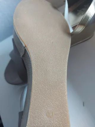 Sandalias doradas y grises