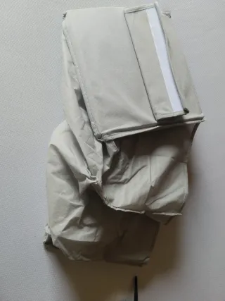 Colgador de tela con compartimentos