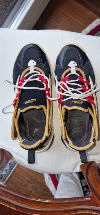 Nike Zoom 2000 Deportivas Negro y Dorado