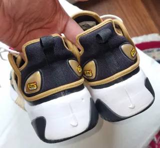 Nike Zoom 2000 Deportivas Negro y Dorado