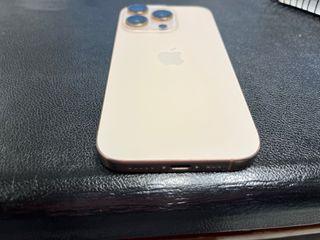 iPhone 16 Pro Dorado. 256 gb. bateria 94%