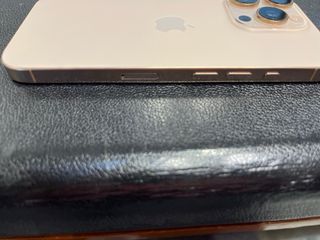 iPhone 16 Pro Dorado. 256 gb. bateria 94%