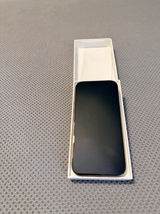 iPhone 16 Pro Dorado. 256 gb. bateria 94%