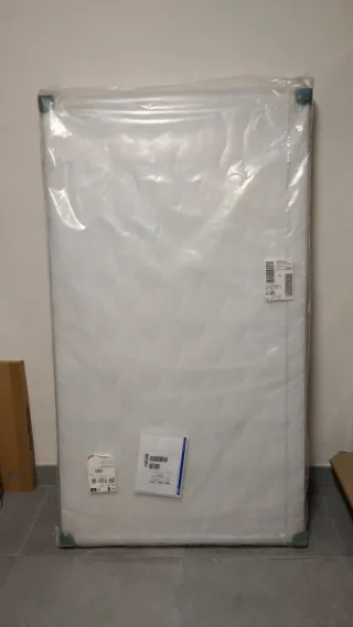 Somier 90x160 con patas y cubrecolchón a juego