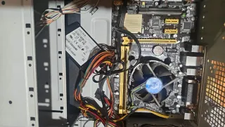 Ordenador sobremesa negro