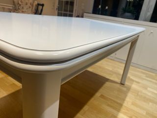 Mesa de comedor blanca moderna