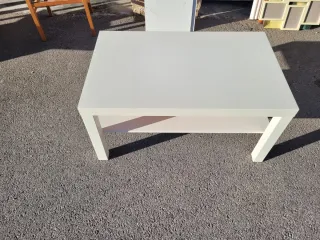 Mesa rectangular blanca con estante