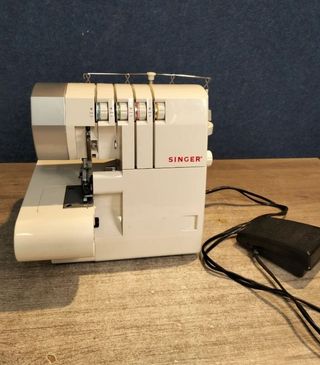Máquina Overlock Singer 14SH754