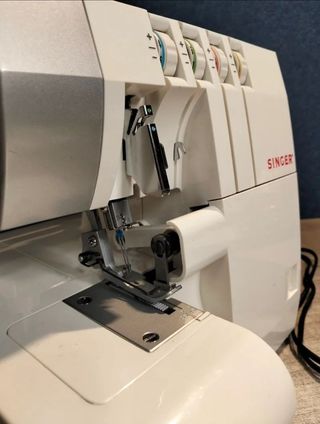 Máquina Overlock Singer 14SH754