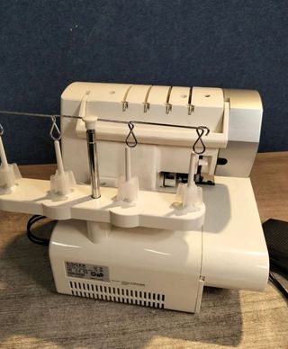 Máquina Overlock Singer 14SH754