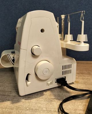 Máquina Overlock Singer 14SH754