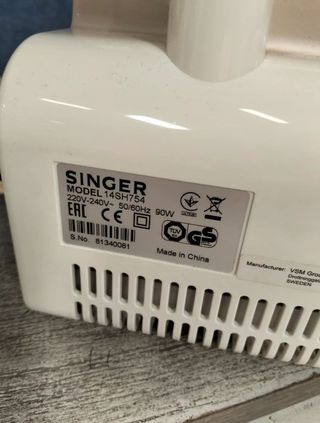 Máquina Overlock Singer 14SH754