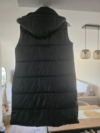 Chaleco negro brillante acolchado