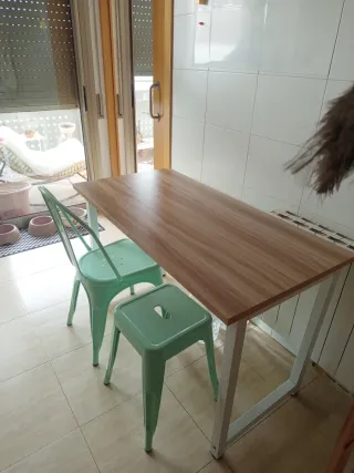 Mesa y  1 silla y taburete de cocina