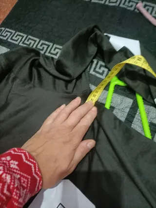 Camiseta XL Negra con Estrellas y Número 28