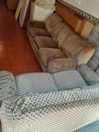 Sofá de tela beige y marrón