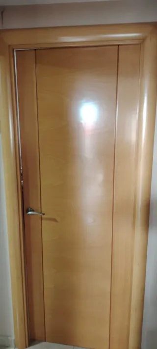 Puerta de madera con cristal