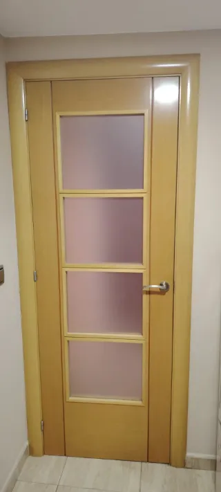 Puerta de madera con cristal