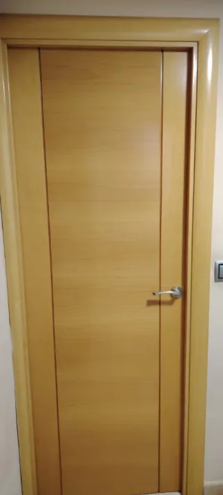 Puerta de madera con cristal