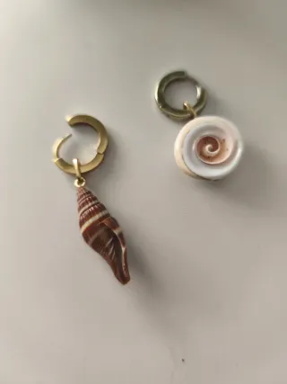 Pendientes conchas marinas y aros dorados.Mango