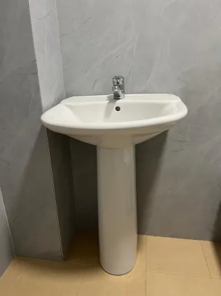 Lavabo Roca con grifo