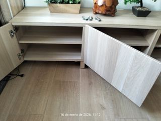 Mueble TV modelo Besta con 4 patas